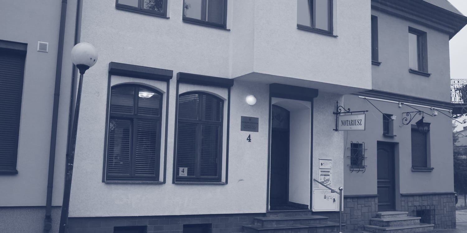 Budynek kancelarii przy ul. Szeroka 4: wejście z numerem 4 i szyldem Notariusz
