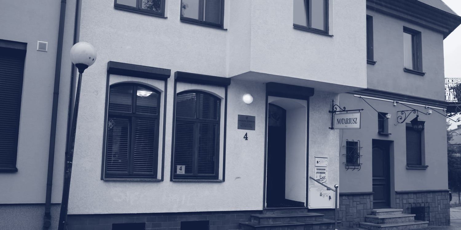 Budynek kancelarii przy ul. Szeroka 4: wejście z numerem 4 i szyldem Notariusz