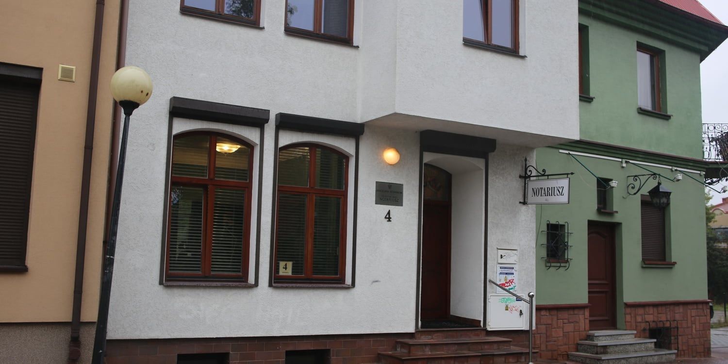 Budynek kancelarii przy ul. Szeroka 4: wejście z numerem 4 i szyldem Notariusz